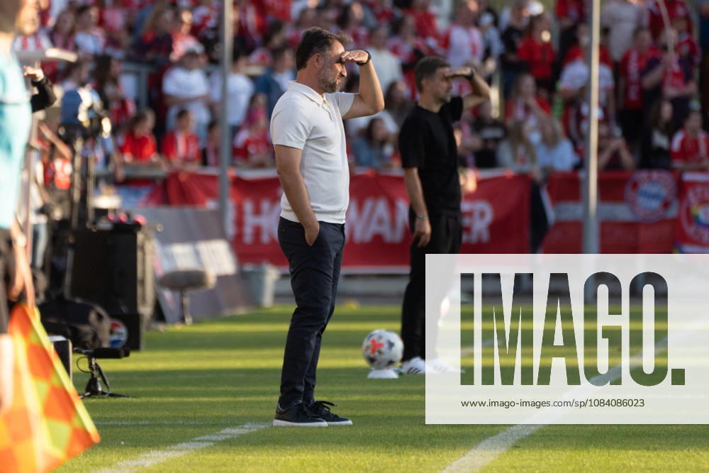 Fussball Google Pixel Frauen-Bundesliga, Eintracht Frankfurt - FC Bayern München v.l. Jose Barcala (Trainer FC Bayern München), Niko Arnautis (Trainer Eintracht Frankfurt) Frankfurt am Main