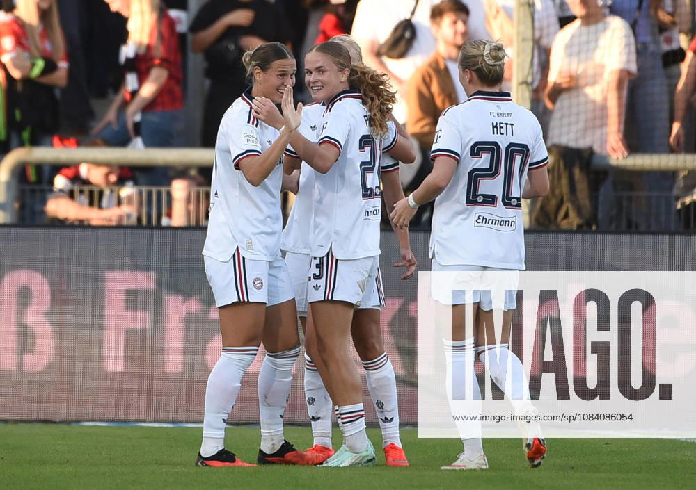 Fussball Google Pixel Frauen-Bundesliga, Eintracht Frankfurt - FC Bayern München v.l. Torjubel, Goal celebration, celebrate the goal 0:1 durch Klara Bühl (FC Bayern München Frauen) Frankfurt am Main