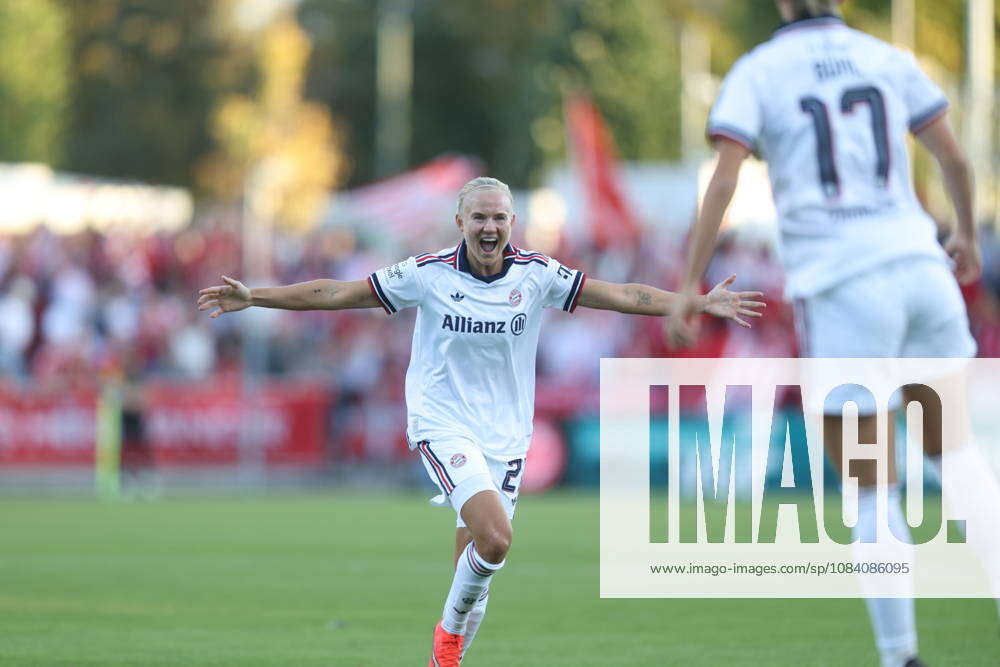 GER, Frankfurt, Eintracht Frankfurt vs FC Bayern München, Google Pixel Frauen Bundesliga, Fussball, DFB, Spielzeit 2026 2027, Stadion am Brentanobad, 6. Spieltag im Bild: Klara Bühl (FC Bayern München Frauen 17), Tor, Jubel und Freude, Emotionen mit Pernille Harder (FC Bayern München Frauen 21) DFB DFL REGULATIONS PROHIBIT ANY USE OF PHOTOGRAPHS AS IMAGE SEQUENCES AND OR QUASI-VIDEO