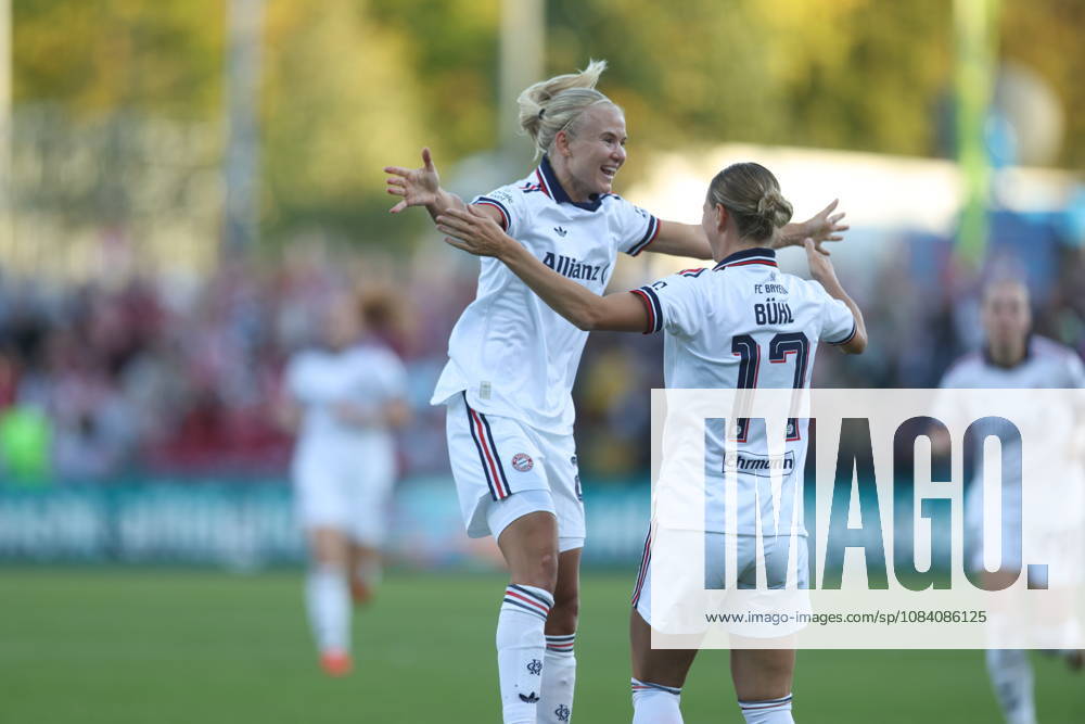 GER, Frankfurt, Eintracht Frankfurt vs FC Bayern München, Google Pixel Frauen Bundesliga, Fussball, DFB, Spielzeit 2026 2027, Stadion am Brentanobad, 6. Spieltag im Bild: Klara Bühl (FC Bayern München Frauen 17), Tor, Jubel und Freude, Emotionen mit Pernille Harder (FC Bayern München Frauen 21) DFB DFL REGULATIONS PROHIBIT ANY USE OF PHOTOGRAPHS AS IMAGE SEQUENCES AND OR QUASI-VIDEO