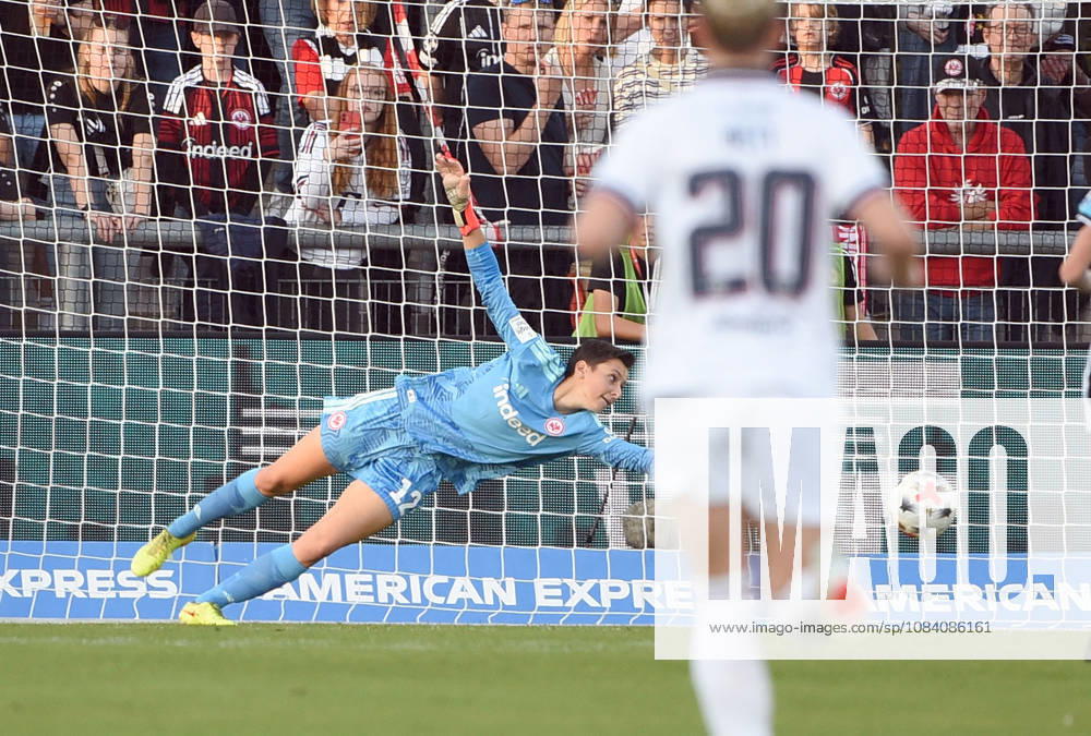 Fussball Google Pixel Frauen-Bundesliga, Eintracht Frankfurt - FC Bayern München v.l. Goal scored, Tor zum 0:1 durch Klara Bühl (FC Bayern München Frauen), Lina Altenburg (Eintracht Frankfurt Damen) Frankfurt am Main