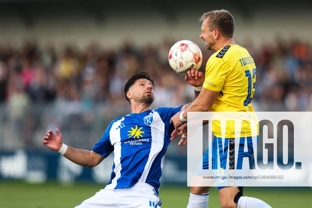 Fussball, Herren, Regionalliga Nord, 12. Spieltag, BSV Kickers Emden - SV Todesfelde Semin Kojic (weiß 10 BSV Kickers Emden) im Zweikampf mit Christian Rave (13 SV Todesfelde)