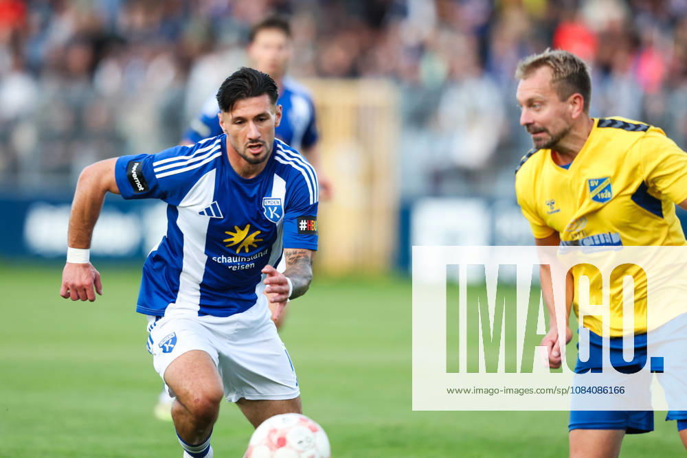 Fussball, Herren, Regionalliga Nord, 12. Spieltag, BSV Kickers Emden - SV Todesfelde Semin Kojic (weiß 10 BSV Kickers Emden) im Zweikampf mit Christian Rave (13 SV Todesfelde)