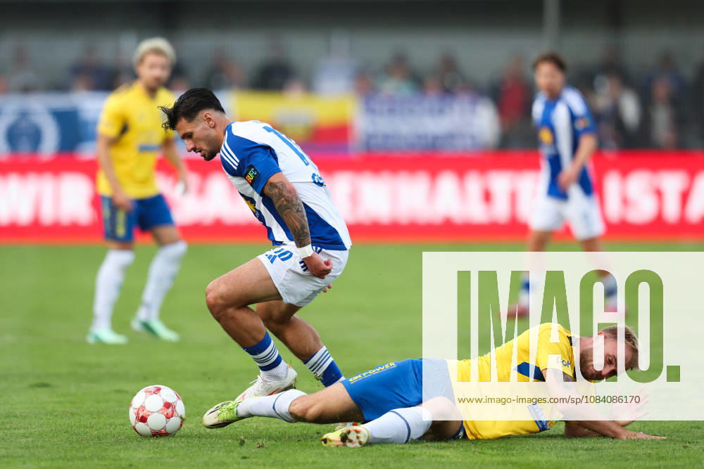 Fussball, Herren, Regionalliga Nord, 12. Spieltag, BSV Kickers Emden - SV Todesfelde Semin Kojic (weiß 10 BSV Kickers Emden) im Zweikampf mit Tyler Körting (25 SV Todesfelde)