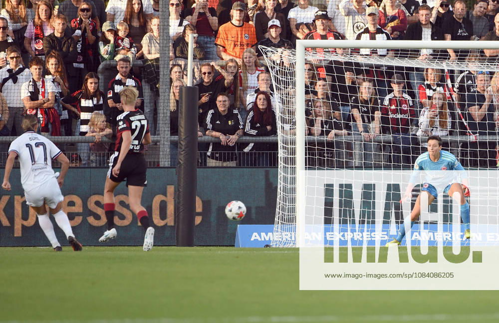 Fussball Google Pixel Frauen-Bundesliga, Eintracht Frankfurt - FC Bayern München v.l. Goal scored, Tor zum 0:1 Klara Bühl (FC Bayern München Frauen), Paulina Krumbiegel (Eintracht Frankfurt Damen), Lina Altenburg (Eintracht Frankfurt Damen) Frankfurt am Main