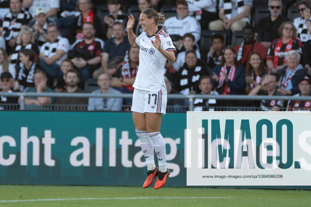 Fussball Google Pixel Frauen-Bundesliga, Eintracht Frankfurt - FC Bayern München Klara Bühl (FC Bayern München) bejubelt Ihr Tor zum 0:1 gegen Frankfurt Tor, Goal, Jubel, Celebration Frankfurt am Main