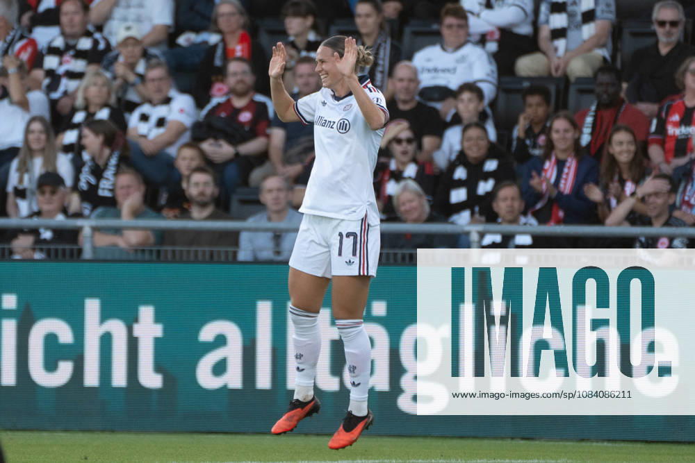 Fussball Google Pixel Frauen-Bundesliga, Eintracht Frankfurt - FC Bayern München Klara Bühl (FC Bayern München) bejubelt Ihr Tor zum 0:1 gegen Frankfurt Tor, Goal, Jubel, Celebration Frankfurt am Main