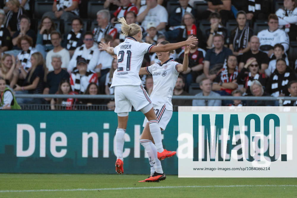 Fussball Google Pixel Frauen-Bundesliga, Eintracht Frankfurt - FC Bayern München v.l. Pernille Harder (FC Bayern München) und Klara Bühl (FC Bayern München) bejubeln das 0:1 gegen Frankfurt. Tor, Goal, Jubel, Celebration Frankfurt am Main