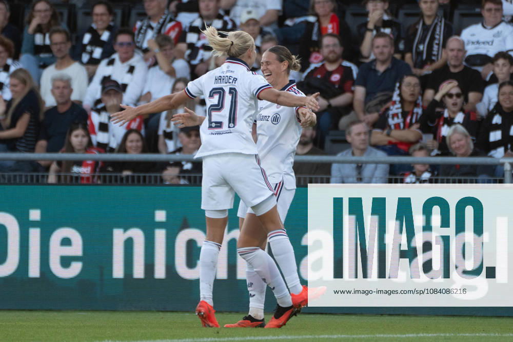 Fussball Google Pixel Frauen-Bundesliga, Eintracht Frankfurt - FC Bayern München v.l. Pernille Harder (FC Bayern München) und Klara Bühl (FC Bayern München) bejubeln das 0:1 gegen Frankfurt. Tor, Goal, Jubel, Celebration Frankfurt am Main