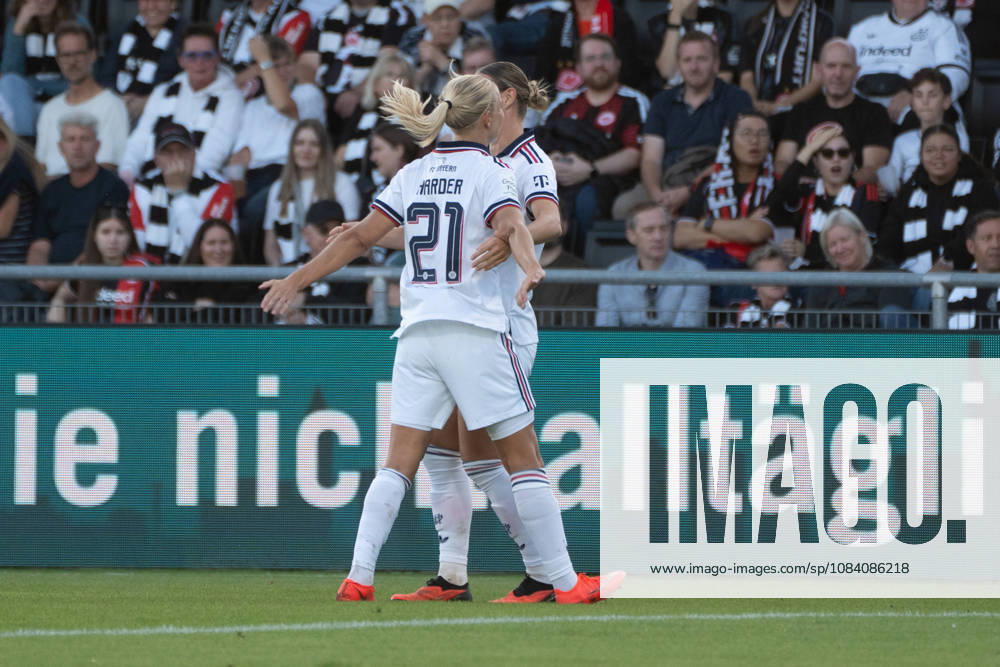Fussball Google Pixel Frauen-Bundesliga, Eintracht Frankfurt - FC Bayern München v.l. Pernille Harder (FC Bayern München) und Klara Bühl (FC Bayern München) bejubeln das 0:1 gegen Frankfurt. Tor, Goal, Jubel, Celebration Frankfurt am Main