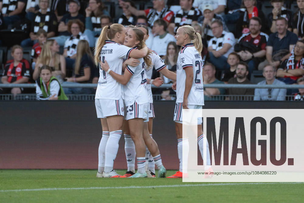 Fussball Google Pixel Frauen-Bundesliga, Eintracht Frankfurt - FC Bayern München Die FC Bayern Frauen bejubelnd das 0:1 in Frankfurt Tor, Goal, Jubel, Celebration Alara Åžehitler (FC Bayern München), Sophie Proost (FC Bayern München), Klara Bühl (FC Bayern München), Pernille Harder (FC Bayern München) Frankfurt am Main