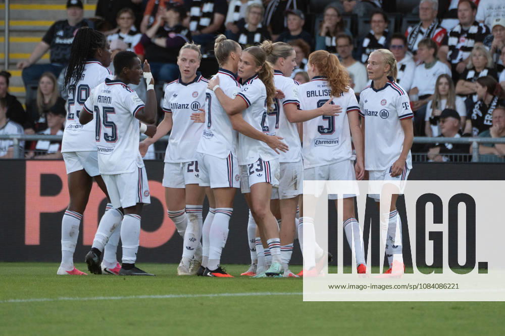 Fussball Google Pixel Frauen-Bundesliga, Eintracht Frankfurt - FC Bayern München Die FC Bayern München Frauen bejubeln das 0:1 in Frankfurt. Tor, GOal, Jubel, Celebration Frankfurt am Main