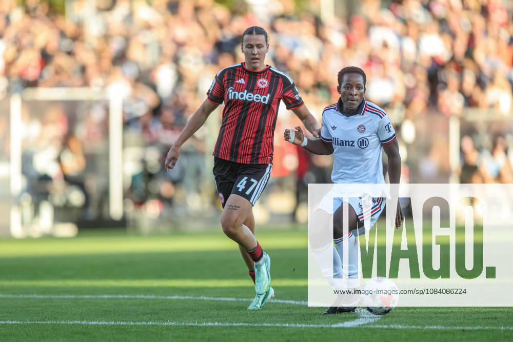 GER, Frankfurt, Eintracht Frankfurt vs FC Bayern München, Google Pixel Frauen Bundesliga, Fussball, DFB, Spielzeit 2026 2027, Stadion am Brentanobad, 6. Spieltag im Bild v.l.: Larissa Mühlhaus (Eintracht Frankfurt Frauen 47), Bernadette Amani (FC Bayern München Frauen 15) DFB DFL REGULATIONS PROHIBIT ANY USE OF PHOTOGRAPHS AS IMAGE SEQUENCES AND OR QUASI-VIDEO