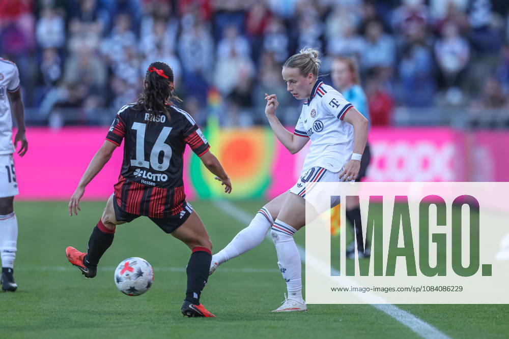 GER, Frankfurt, Eintracht Frankfurt vs FC Bayern München, Google Pixel Frauen Bundesliga, Fussball, DFB, Spielzeit 2026 2027, Stadion am Brentanobad, 6. Spieltag im Bild v.l.: Hayley Raso (Eintracht Frankfurt Frauen 16), Franziska Kett (FC Bayern München Frauen 20) DFB DFL REGULATIONS PROHIBIT ANY USE OF PHOTOGRAPHS AS IMAGE SEQUENCES AND OR QUASI-VIDEO