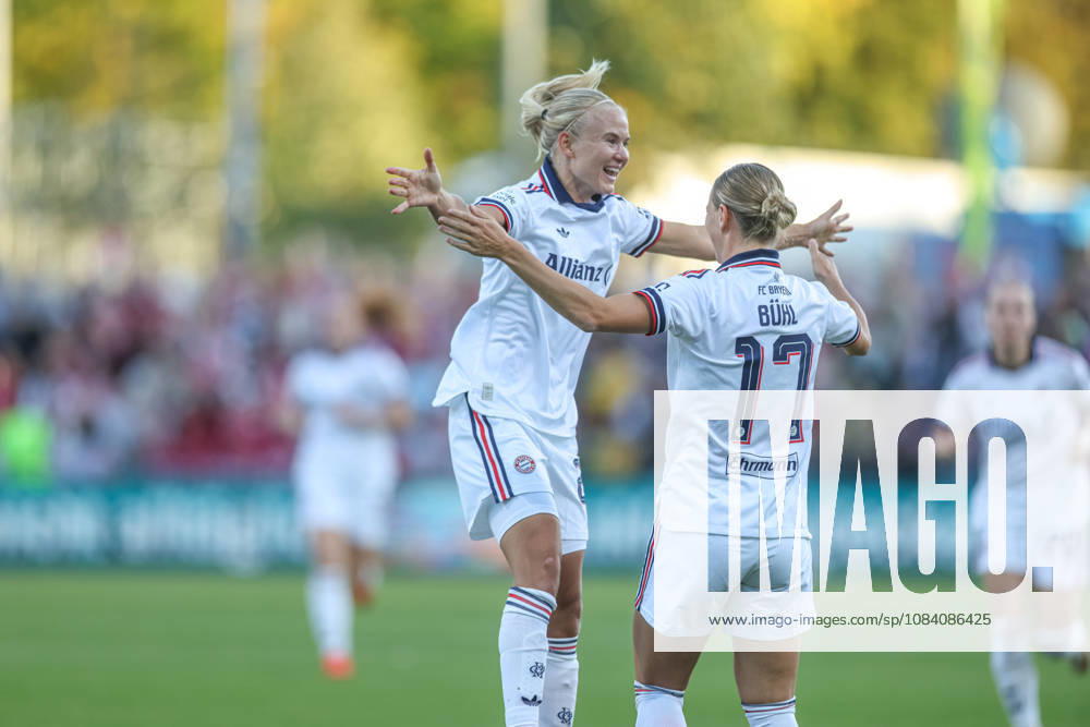 GER, Frankfurt, Eintracht Frankfurt vs FC Bayern München, Google Pixel Frauen Bundesliga, Fussball, DFB, Spielzeit 2026 2027, Stadion am Brentanobad, 6. Spieltag im Bild: Klara Bühl (FC Bayern München Frauen 17), Tor, Jubel und Freude, Emotionen mit Pernille Harder (FC Bayern München Frauen 21) DFB DFL REGULATIONS PROHIBIT ANY USE OF PHOTOGRAPHS AS IMAGE SEQUENCES AND OR QUASI-VIDEO