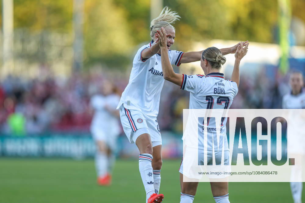 GER, Frankfurt, Eintracht Frankfurt vs FC Bayern München, Google Pixel Frauen Bundesliga, Fussball, DFB, Spielzeit 2026 2027, Stadion am Brentanobad, 6. Spieltag im Bild: Klara Bühl (FC Bayern München Frauen 17), Tor, Jubel und Freude, Emotionen mit Pernille Harder (FC Bayern München Frauen 21) DFB DFL REGULATIONS PROHIBIT ANY USE OF PHOTOGRAPHS AS IMAGE SEQUENCES AND OR QUASI-VIDEO