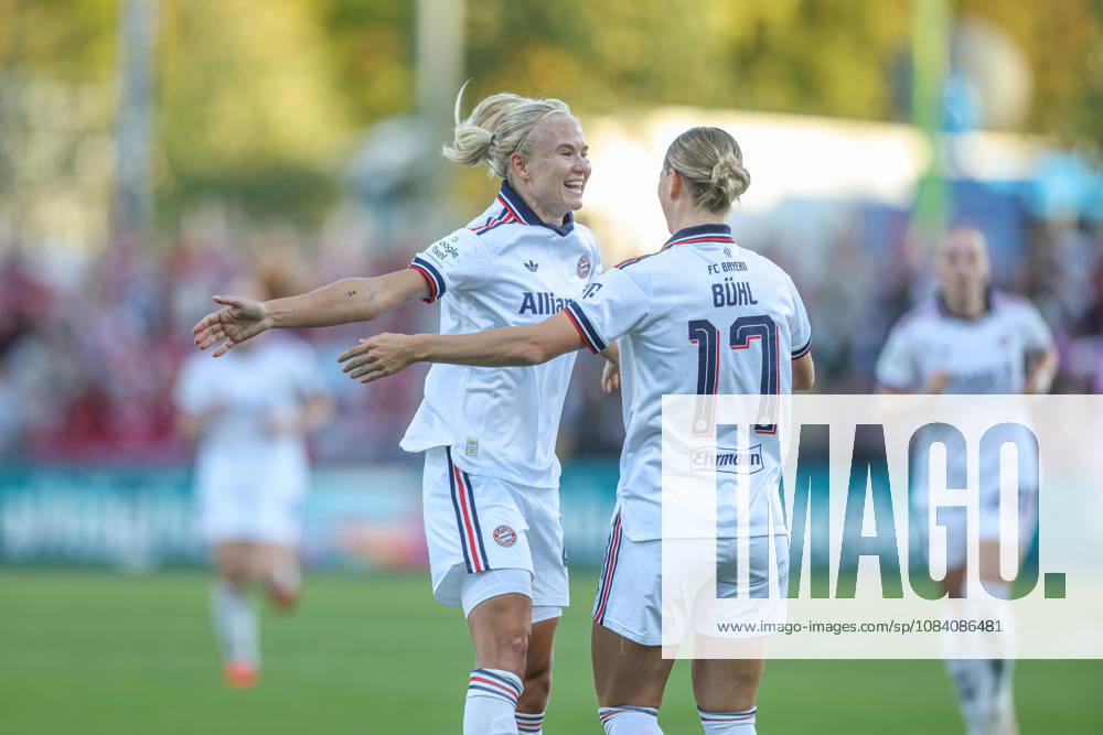 GER, Frankfurt, Eintracht Frankfurt vs FC Bayern München, Google Pixel Frauen Bundesliga, Fussball, DFB, Spielzeit 2026 2027, Stadion am Brentanobad, 6. Spieltag im Bild: Klara Bühl (FC Bayern München Frauen 17), Tor, Jubel und Freude, Emotionen mit Pernille Harder (FC Bayern München Frauen 21) DFB DFL REGULATIONS PROHIBIT ANY USE OF PHOTOGRAPHS AS IMAGE SEQUENCES AND OR QUASI-VIDEO