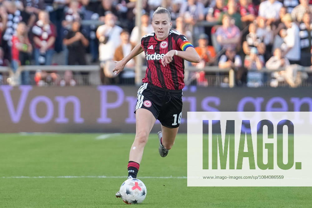 Deutschland: Fußball Google Pixel Frauen-Bundesliga 2026 2027, 6. Spieltag - SV Eintracht Frankfurt vs FC Bayern München - Am Brentanobad (Frankfurt): Laura Freigang (SGE, 10) am Ball