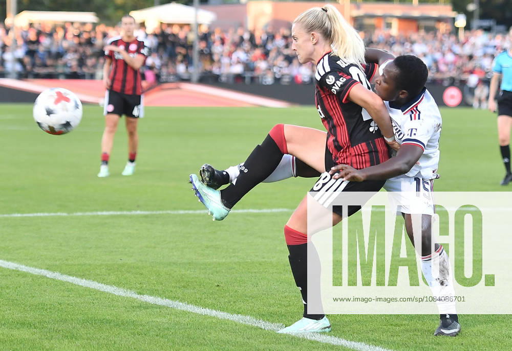 Fussball Google Pixel Frauen-Bundesliga, Eintracht Frankfurt - FC Bayern München v.l. Rebecka Blomqvist (Eintracht Frankfurt Damen), Bernadette Amani (FC Bayern München Frauen) Frankfurt am Main