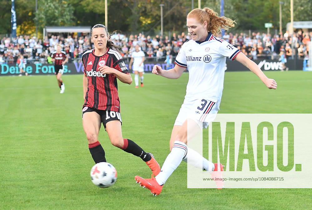 Fussball Google Pixel Frauen-Bundesliga, Eintracht Frankfurt - FC Bayern München v.l. Hayley Raso (Eintracht Frankfurt Damen), Stine Pedersen (FC Bayern München Frauen) Frankfurt am Main