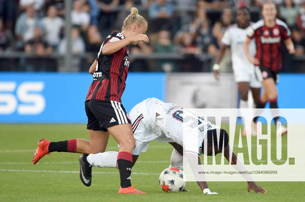 Fussball Google Pixel Frauen-Bundesliga, Eintracht Frankfurt - FC Bayern München v.l. Hanna Bennison (Eintracht Frankfurt Damen), Bernadette Amani (FC Bayern München Frauen) Frankfurt am Main