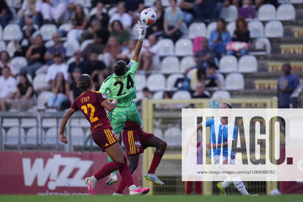 Lazios Noemi Visentin Romas goalkeeper Rachele Baldi during the Serie A Women soccer match between Roma and Lazio at the Rome s Tre Fontane stadium, Italy - Saturday October 3, 2026 - Soccer ( Photo by Alfredo Falcone LaPresse )