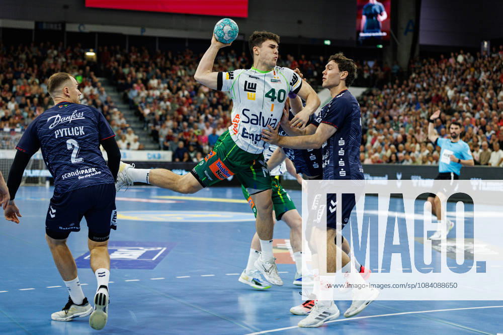 Opel HBL: SG Flensburg-Handewitt vs FRISCH AUF! Göppingen; 03.10.26 Elias Newel (Nr.40, Frisch auf Göppingen) gegen Niclas Kirkelokke (Nr.05, SG Flensburg-Handewitt) Opel HBL: SG Flensburg-Handewitt vs FRISCH AUF! Göppingen, GGW Arena am 03.10.26
