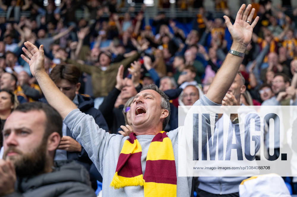 Reading v Bradford City, EFL Sky Bet League 1 Bradford fans during the EFL Sky Bet League 1 match between Reading and Bradford City at the Select Car Leasing Stadium, Reading, UK on 3 October 2026. Reading Select Car Leasing Stadium Berkshire UK Editorial use only DataCo restrictions apply See www.football-dataco.com ,
