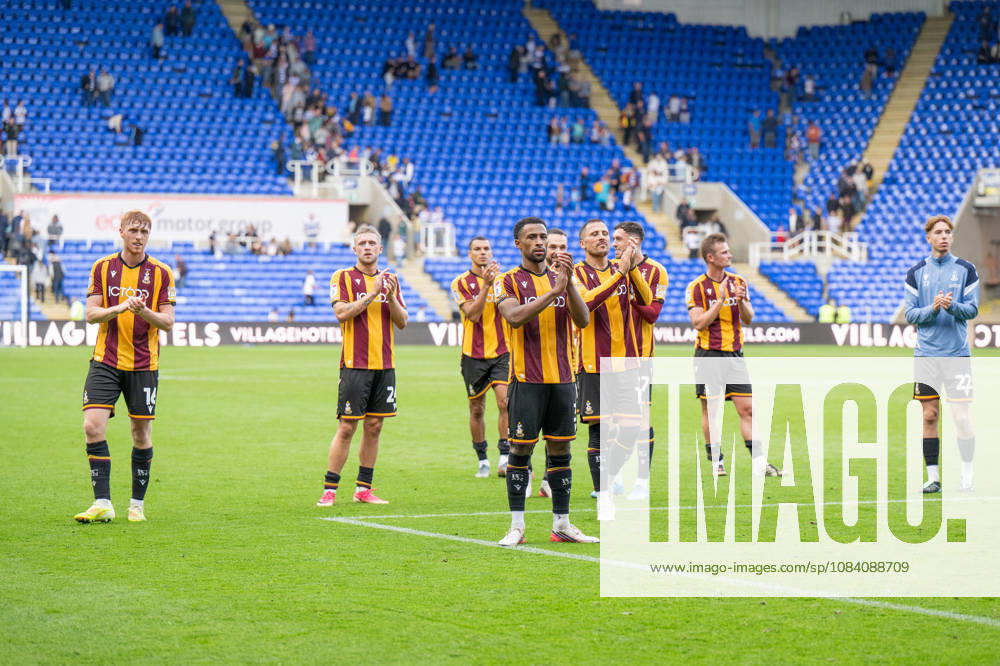 Reading v Bradford City, EFL Sky Bet League 1 Bradford players applaud the fans after the EFL Sky Bet League 1 match between Reading and Bradford City at the Select Car Leasing Stadium, Reading, UK on 3 October 2026 Reading Select Car Leasing Stadium Berkshire UK Editorial use only DataCo restrictions apply See www.football-dataco.com ,