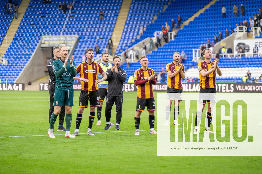 Reading v Bradford City, EFL Sky Bet League 1 Bradford players applaud the fans after the EFL Sky Bet League 1 match between Reading and Bradford City at the Select Car Leasing Stadium, Reading, UK on 3 October 2026 Reading Select Car Leasing Stadium Berkshire UK Editorial use only DataCo restrictions apply See www.football-dataco.com ,