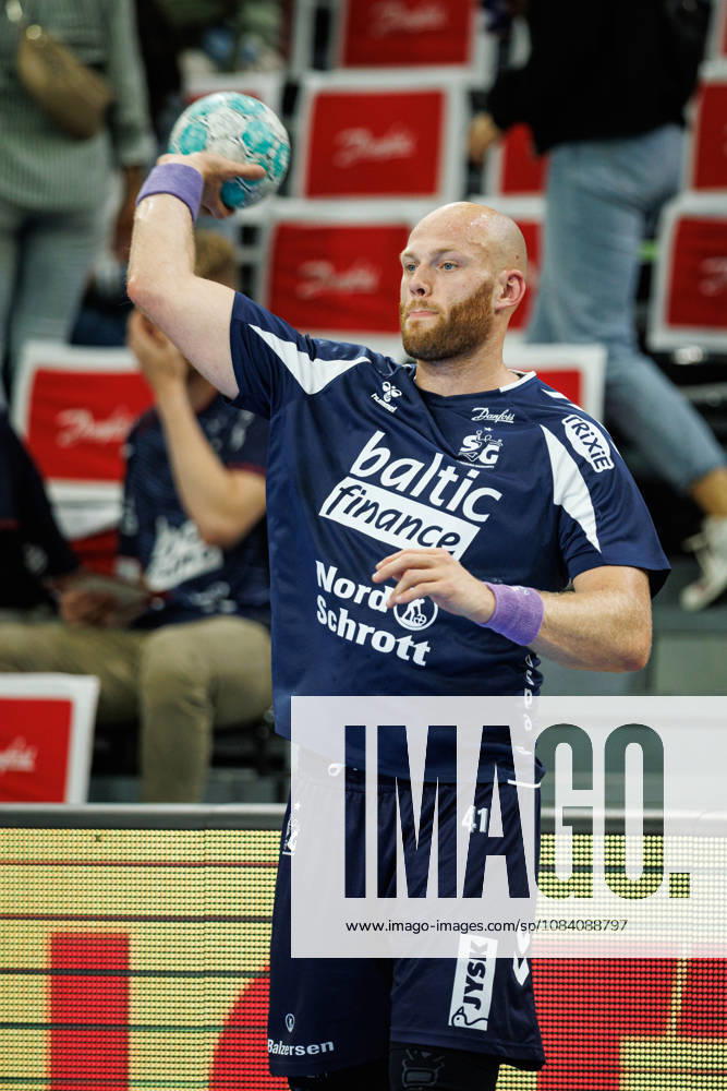 Opel HBL: SG Flensburg-Handewitt vs FRISCH AUF! Göppingen; 03.10.26 Arnar Freyr Arnarsson (Nr.41, SG Flensburg-Handewitt) beim Warm Up Opel HBL: SG Flensburg-Handewitt vs FRISCH AUF! Göppingen, GGW Arena am 03.10.26