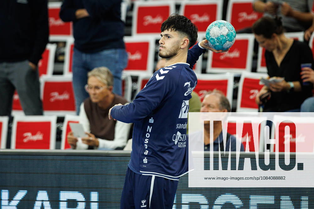 Opel HBL: SG Flensburg-Handewitt vs FRISCH AUF! Göppingen; 03.10.26 Patrick Volz (Nr.28, SG Flensburg-Handewitt) beim Warm Up Opel HBL: SG Flensburg-Handewitt vs FRISCH AUF! Göppingen, GGW Arena am 03.10.26