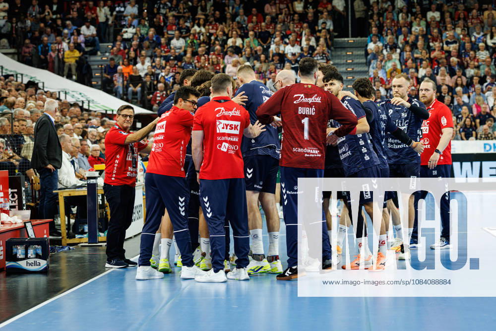 Opel HBL: SG Flensburg-Handewitt vs FRISCH AUF! Göppingen; 03.10.26 Team SG Flensburg-Handewitt vor dem Spiel Opel HBL: SG Flensburg-Handewitt vs FRISCH AUF! Göppingen, GGW Arena am 03.10.26