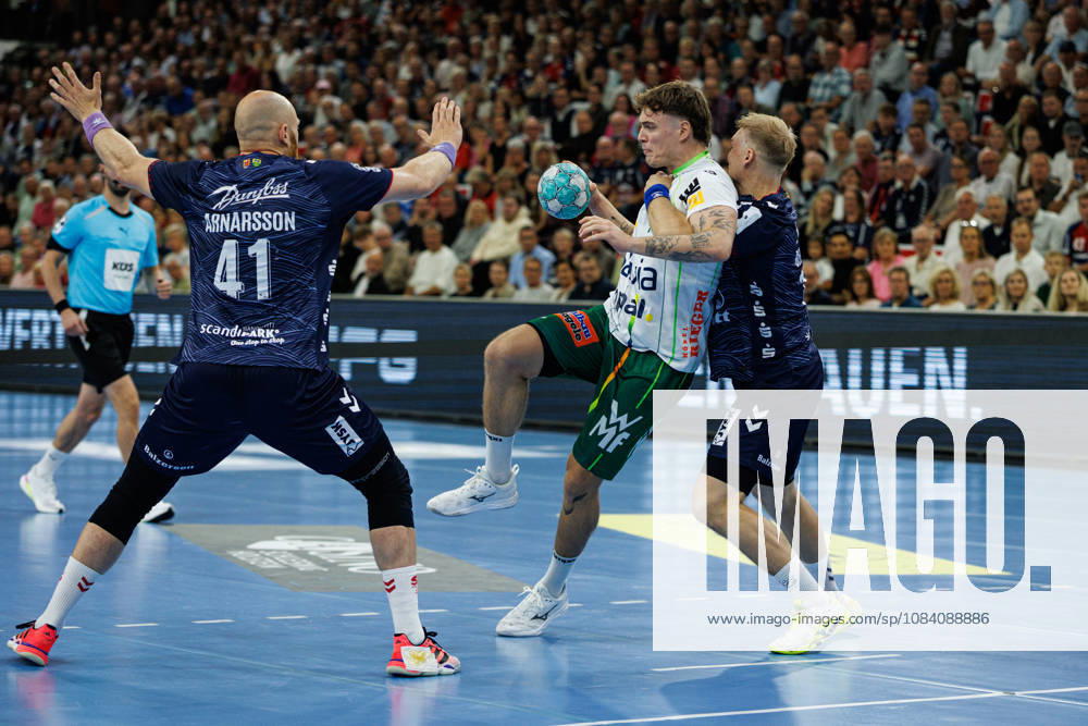 Opel HBL: SG Flensburg-Handewitt vs FRISCH AUF! Göppingen; 03.10.26 Victor Klöve (Nr.07, Frisch auf Göppingen) gegen Arnar Freyr Arnarsson (Nr.41, SG Flensburg-Handewitt) und Emil Siersbaek Bergholt (Nr.14, SG Flensburg-Handewitt) Opel HBL: SG Flensburg-Handewitt vs FRISCH AUF! Göppingen, GGW Arena am 03.10.26