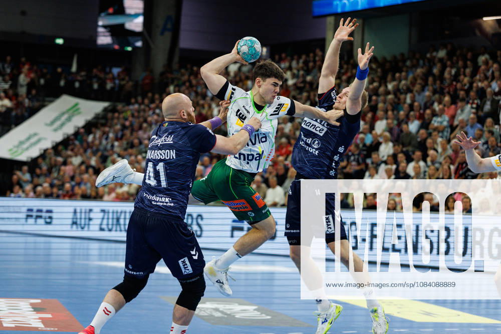 Opel HBL: SG Flensburg-Handewitt vs FRISCH AUF! Göppingen; 03.10.26 Elias Newel (Nr.40, Frisch auf Göppingen) gegen Arnar Freyr Arnarsson (Nr.41, SG Flensburg-Handewitt) und Emil Siersbaek Bergholt (Nr.14, SG Flensburg-Handewitt) Opel HBL: SG Flensburg-Handewitt vs FRISCH AUF! Göppingen, GGW Arena am 03.10.26