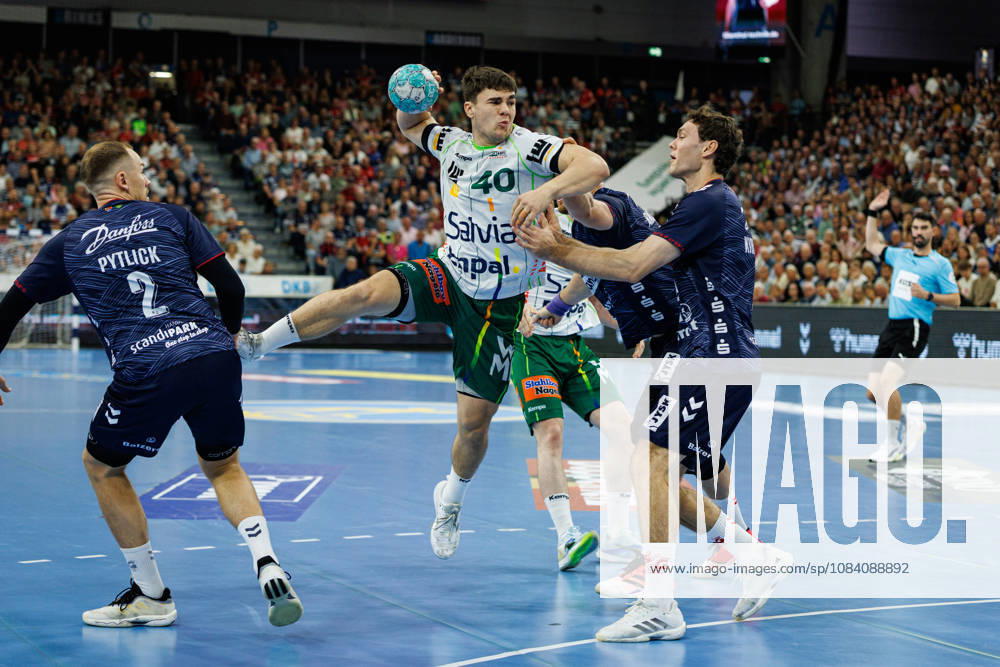 Opel HBL: SG Flensburg-Handewitt vs FRISCH AUF! Göppingen; 03.10.26 Elias Newel (Nr.40, Frisch auf Göppingen) gegen Niclas Kirkelokke (Nr.05, SG Flensburg-Handewitt) Opel HBL: SG Flensburg-Handewitt vs FRISCH AUF! Göppingen, GGW Arena am 03.10.26