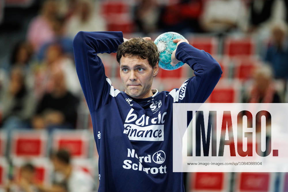 Opel HBL: SG Flensburg-Handewitt vs FRISCH AUF! Göppingen; 03.10.26 Niclas Kirkelokke (Nr.05, SG Flensburg-Handewitt) beim Warm Up Opel HBL: SG Flensburg-Handewitt vs FRISCH AUF! Göppingen, GGW Arena am 03.10.26