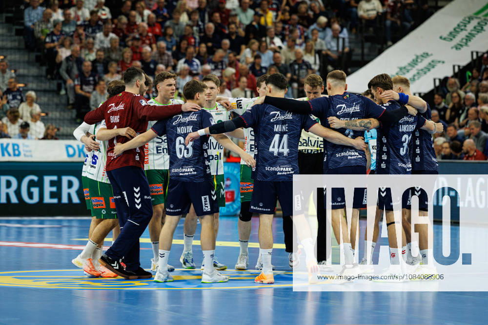 Opel HBL: SG Flensburg-Handewitt vs FRISCH AUF! Göppingen; 03.10.26 Sportlergruß Opel HBL: SG Flensburg-Handewitt vs FRISCH AUF! Göppingen, GGW Arena am 03.10.26