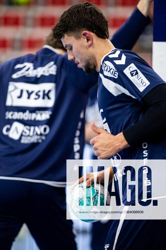 Opel HBL: SG Flensburg-Handewitt vs FRISCH AUF! Göppingen; 03.10.26 Marko Grgic (Nr.17, SG Flensburg-Handewitt) beim Warm Up Opel HBL: SG Flensburg-Handewitt vs FRISCH AUF! Göppingen, GGW Arena am 03.10.26