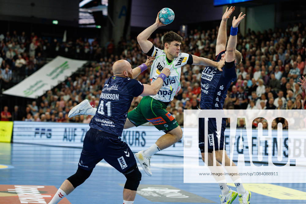 Opel HBL: SG Flensburg-Handewitt vs FRISCH AUF! Göppingen; 03.10.26 Elias Newel (Nr.40, Frisch auf Göppingen) gegen Arnar Freyr Arnarsson (Nr.41, SG Flensburg-Handewitt) und Emil Siersbaek Bergholt (Nr.14, SG Flensburg-Handewitt) Opel HBL: SG Flensburg-Handewitt vs FRISCH AUF! Göppingen, GGW Arena am 03.10.26