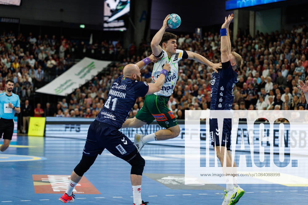Opel HBL: SG Flensburg-Handewitt vs FRISCH AUF! Göppingen; 03.10.26 Elias Newel (Nr.40, Frisch auf Göppingen) gegen Arnar Freyr Arnarsson (Nr.41, SG Flensburg-Handewitt) und Emil Siersbaek Bergholt (Nr.14, SG Flensburg-Handewitt) Opel HBL: SG Flensburg-Handewitt vs FRISCH AUF! Göppingen, GGW Arena am 03.10.26
