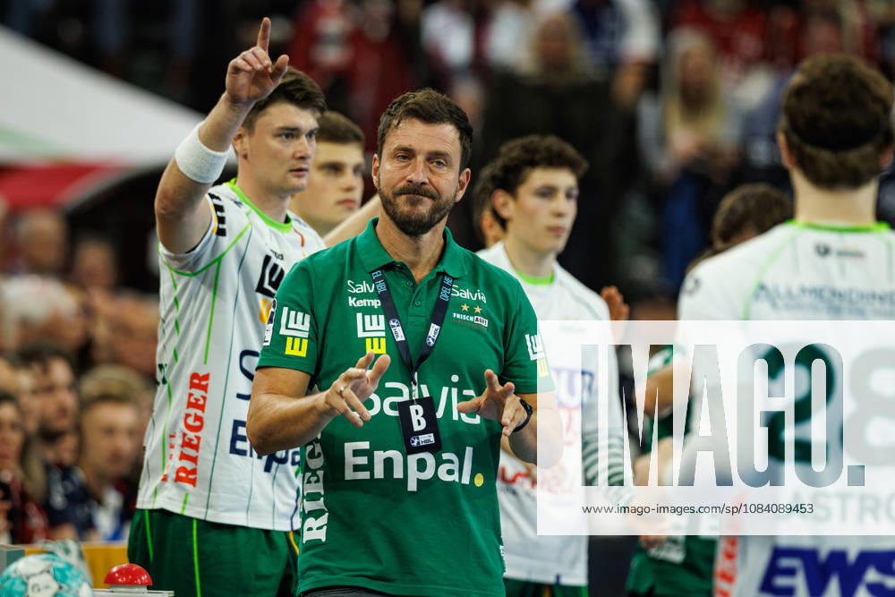 Opel HBL: SG Flensburg-Handewitt vs FRISCH AUF! Göppingen; 03.10.26 Benjamin Matschke (Trainer, Frisch auf Göppingen) gestikuliert Opel HBL: SG Flensburg-Handewitt vs FRISCH AUF! Göppingen, GGW Arena am 03.10.26