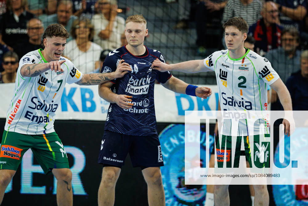 Opel HBL: SG Flensburg-Handewitt vs FRISCH AUF! Göppingen; 03.10.26 Kampf am Kreis Victor Klöve (Nr.07, Frisch auf Göppingen), Emil Siersbaek Bergholt (Nr.14, SG Flensburg-Handewitt), Oskar Neudeck (Nr.02, Frisch auf Göppingen) Opel HBL: SG Flensburg-Handewitt vs FRISCH AUF! Göppingen, GGW Arena am 03.10.26