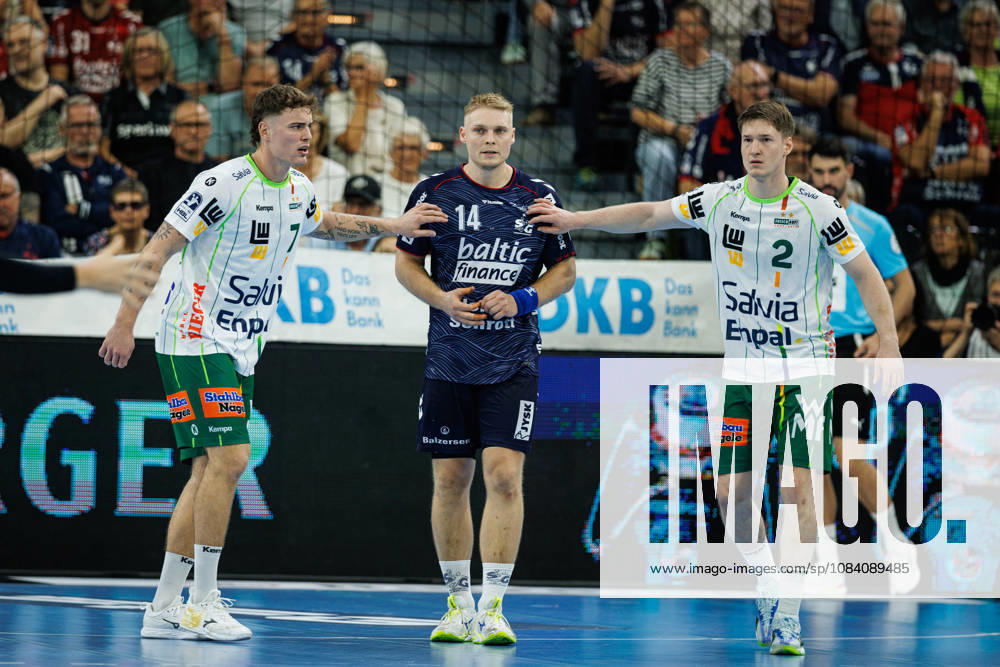 Opel HBL: SG Flensburg-Handewitt vs FRISCH AUF! Göppingen; 03.10.26 Kampf am Kreis Victor Klöve (Nr.07, Frisch auf Göppingen), Emil Siersbaek Bergholt (Nr.14, SG Flensburg-Handewitt), Oskar Neudeck (Nr.02, Frisch auf Göppingen) Opel HBL: SG Flensburg-Handewitt vs FRISCH AUF! Göppingen, GGW Arena am 03.10.26
