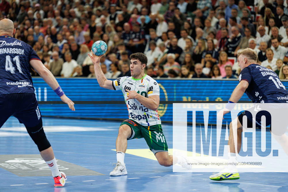 Opel HBL: SG Flensburg-Handewitt vs FRISCH AUF! Göppingen; 03.10.26 Elias Newel (Nr.40, Frisch auf Göppingen) im Angriff Opel HBL: SG Flensburg-Handewitt vs FRISCH AUF! Göppingen, GGW Arena am 03.10.26