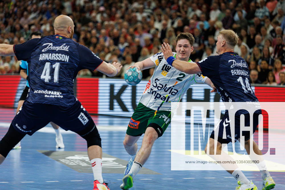 Opel HBL: SG Flensburg-Handewitt vs FRISCH AUF! Göppingen; 03.10.26 Oskar Neudeck (Nr.02, Frisch auf Göppingen) gegen Arnar Freyr Arnarsson (Nr.41, SG Flensburg-Handewitt) und Emil Siersbaek Bergholt (Nr.14, SG Flensburg-Handewitt) Opel HBL: SG Flensburg-Handewitt vs FRISCH AUF! Göppingen, GGW Arena am 03.10.26