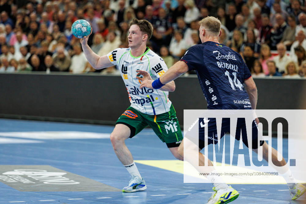 Opel HBL: SG Flensburg-Handewitt vs FRISCH AUF! Göppingen; 03.10.26 Oskar Neudeck (Nr.02, Frisch auf Göppingen) gegen Emil Siersbaek Bergholt (Nr.14, SG Flensburg-Handewitt) Opel HBL: SG Flensburg-Handewitt vs FRISCH AUF! Göppingen, GGW Arena am 03.10.26