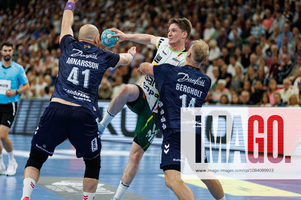 Opel HBL: SG Flensburg-Handewitt vs FRISCH AUF! Göppingen; 03.10.26 Oskar Neudeck (Nr.02, Frisch auf Göppingen) gegen Arnar Freyr Arnarsson (Nr.41, SG Flensburg-Handewitt) und Emil Siersbaek Bergholt (Nr.14, SG Flensburg-Handewitt) Opel HBL: SG Flensburg-Handewitt vs FRISCH AUF! Göppingen, GGW Arena am 03.10.26