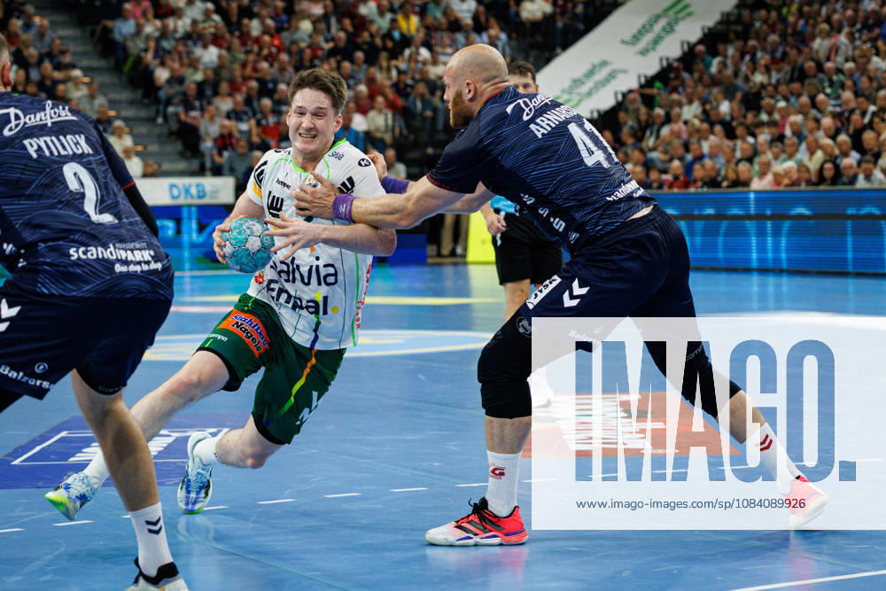 Opel HBL: SG Flensburg-Handewitt vs FRISCH AUF! Göppingen; 03.10.26 Oskar Neudeck (Nr.02, Frisch auf Göppingen) gegen Arnar Freyr Arnarsson (Nr.41, SG Flensburg-Handewitt) Opel HBL: SG Flensburg-Handewitt vs FRISCH AUF! Göppingen, GGW Arena am 03.10.26