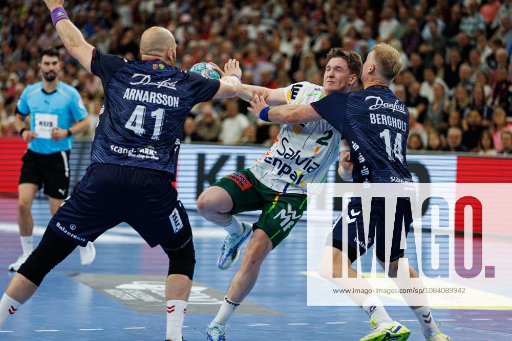 Opel HBL: SG Flensburg-Handewitt vs FRISCH AUF! Göppingen; 03.10.26 Oskar Neudeck (Nr.02, Frisch auf Göppingen) gegen Arnar Freyr Arnarsson (Nr.41, SG Flensburg-Handewitt) und Emil Siersbaek Bergholt (Nr.14, SG Flensburg-Handewitt) Opel HBL: SG Flensburg-Handewitt vs FRISCH AUF! Göppingen, GGW Arena am 03.10.26